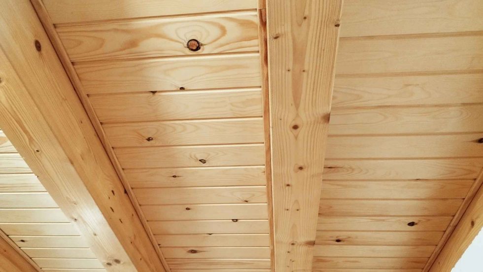 Techo decorativo de madera de pino