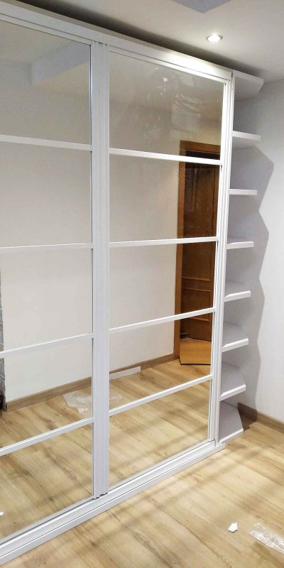 Armario con puertas de cristal