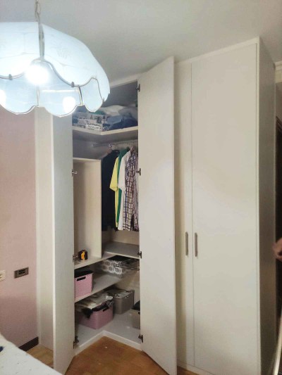 Vestidor con estanterías