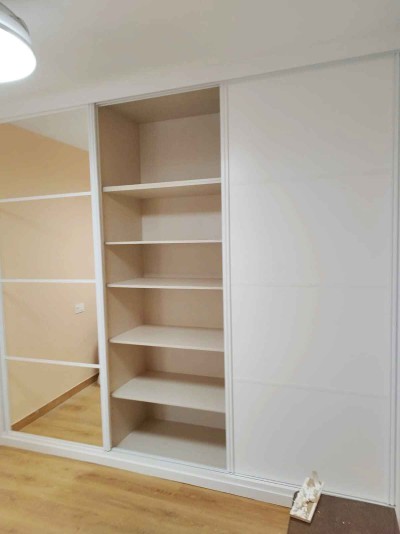 Vestidor con estanterías