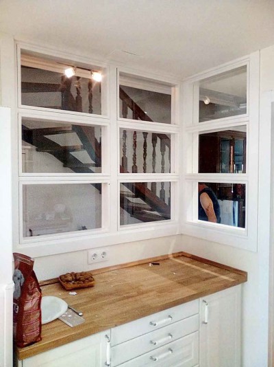 Cocina con vitrina de madera