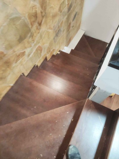 Escalera revestida en madera