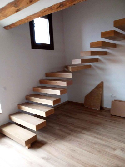 Escalera moderna de madera