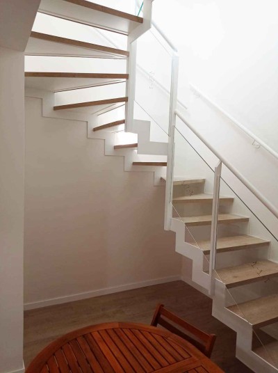 Escalera suspendida de madera