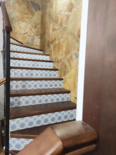 Escalera con peldaños de madera