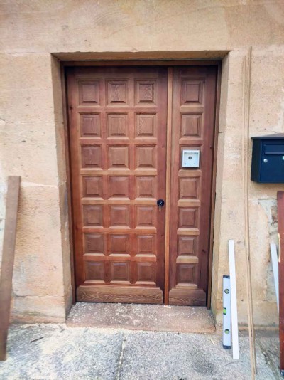 Puerta de entrada de madera