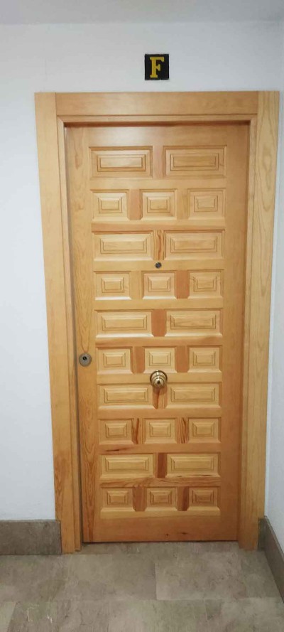 Puerta castellana de madera