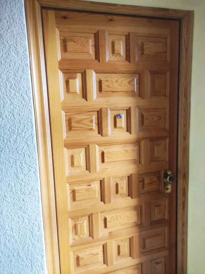 Puerta de madera tallada