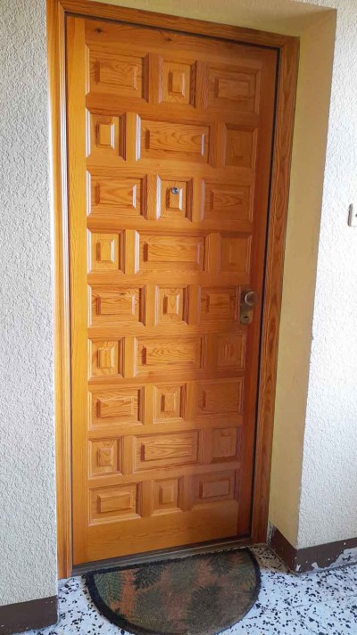 Puerta rústica en piedra