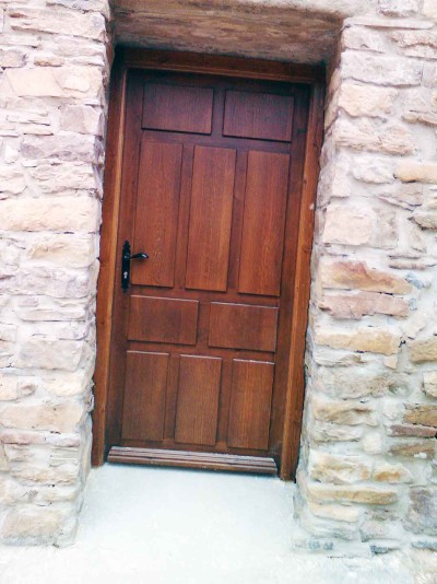Portón rústico de madera
