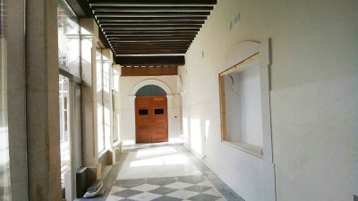 Puerta de madera en galería