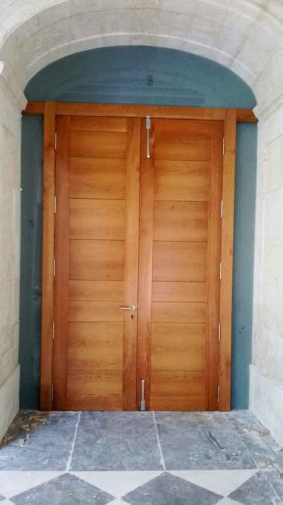 Puerta exterior con contraventanas