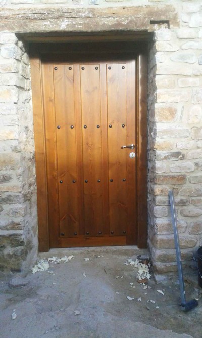 Puerta de madera maciza