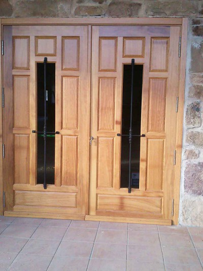 Puerta exterior de dos hojas