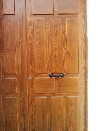 Portón de madera maciza