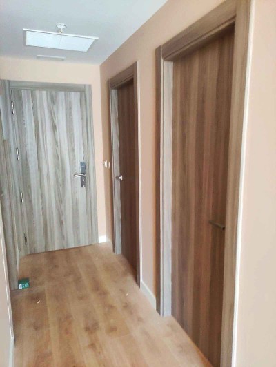 Pasillo con puertas modernas