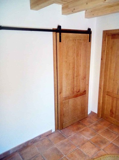 Puerta corredera de madera