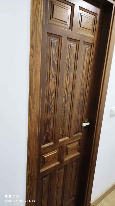 Puerta de madera clásica