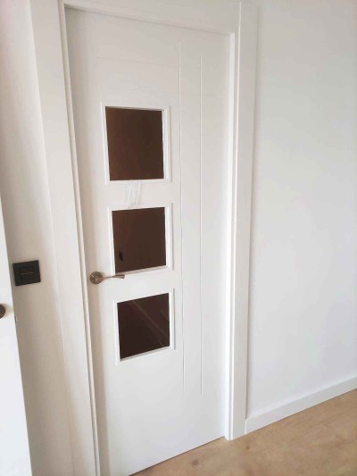 Puerta lacada con cristales