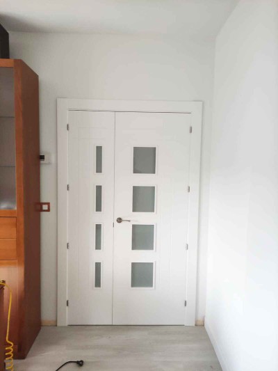 Puerta blanca con cristal