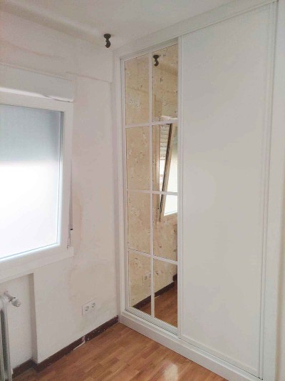 Pasillo con puertas lacadas
