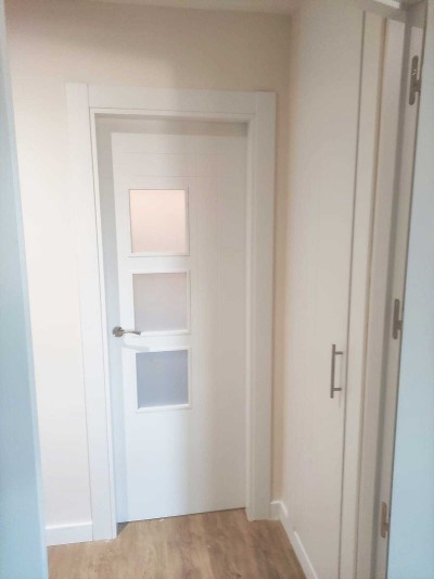 Puerta lacada con vidrio