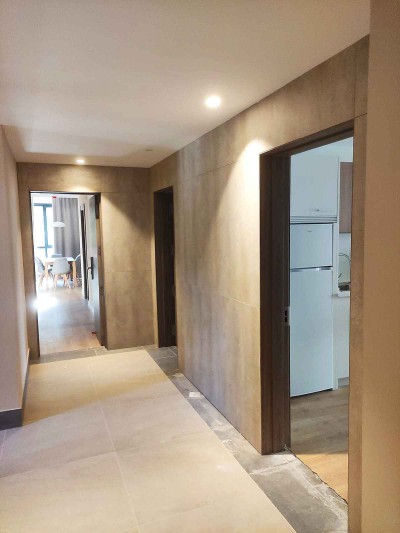Pasillo con revestimiento de madera