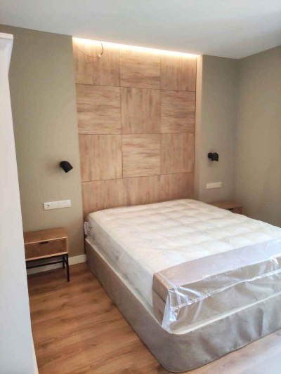 Dormitorio con panelado de madera