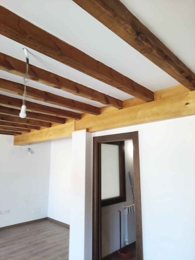 Techo con vigas de madera