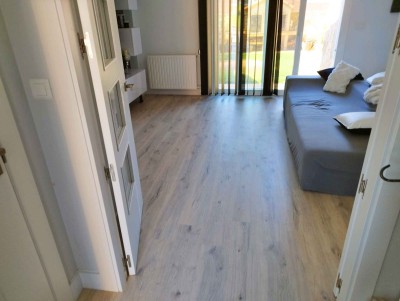Suelo laminado de madera en roble claro